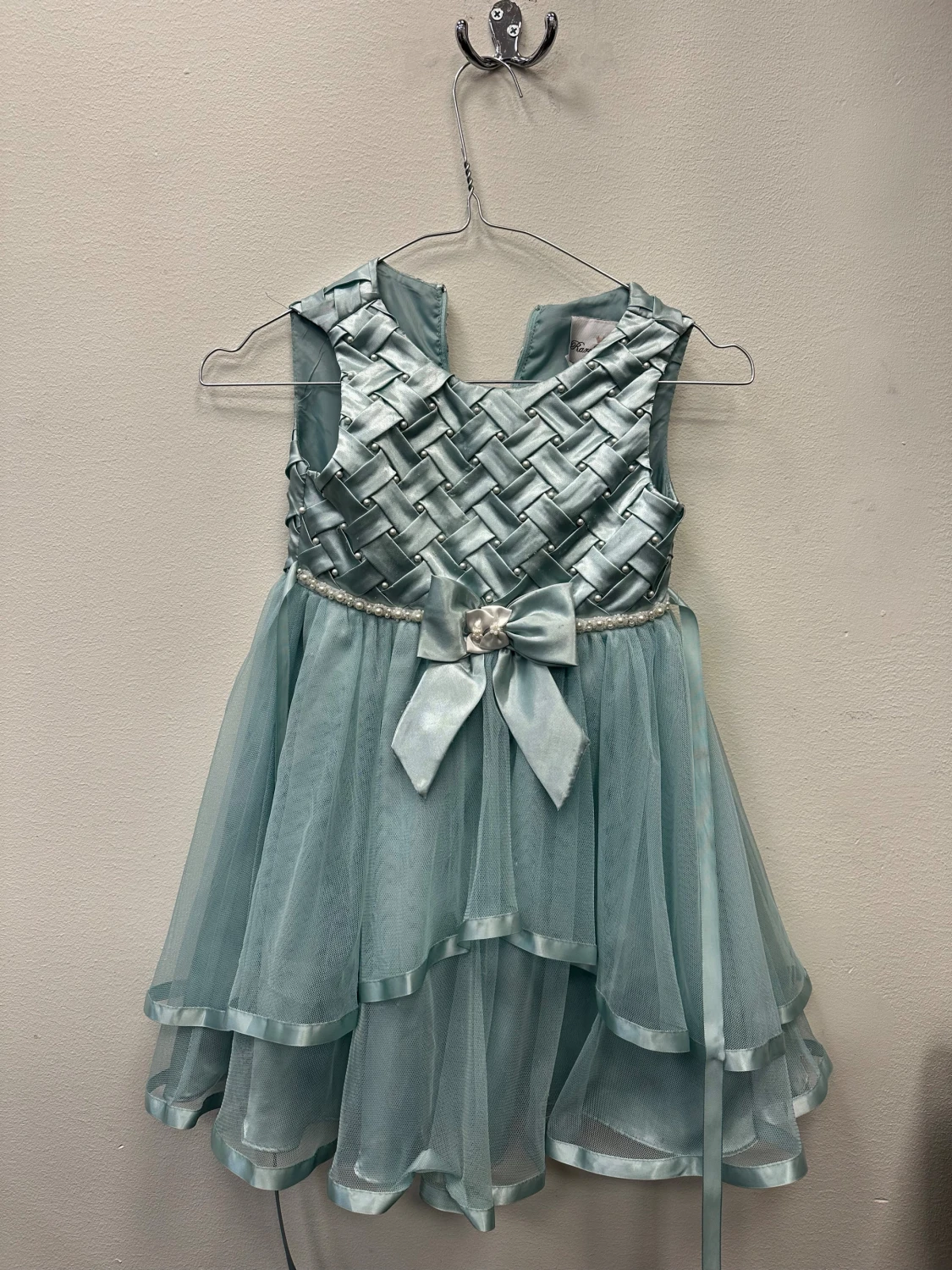 Ljusblå kortklänning med rosett