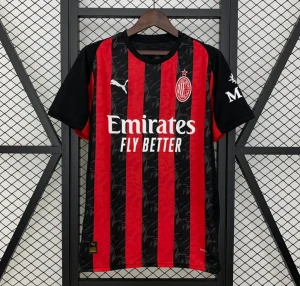 AC Milan fotbollströja Puma röd/svart - AC Milan matchtröja från Puma med klassiska röda och svarta vertikala ränder, klubbmärke på bröstet och vit Puma-logga. Kortärmad modell i lätt, ventilerande syntetmaterial. Snyggt tryck med Emirates Fly Better på framsidan och detaljer på ärmarna.
