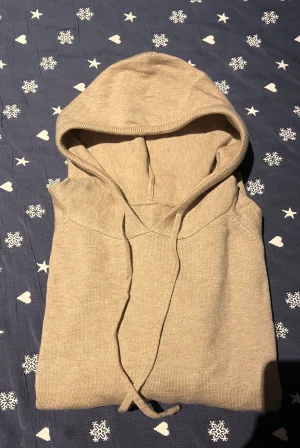 Beige stickad hoodie med snörning - Hör av dig vid frågor kring stoleken!!!