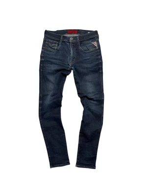 Replay Anbass  - Snygga Replay Anbass jeans i mörkblå tvätt med klassiska fem fickor och kontrastsömmar. Slim fit-modell med normal midja och raka ben. Jeansen har Replay-logga på fickan och läderpatch bak i midjan. Hör av dig vid frågor!