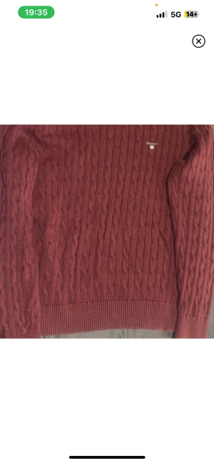  GANT tröja  - Snygg vinröd kabelstickad tröja från GANT med rund hals och diskret logga på bröstet.Kostar som ny 1600kr men säljer för 399 då min brorsa har använt den några fåtal gånger. Det är herr tröja storlek 158-164, motsvara storlek S, då han kan ha de och bär i vanliga fall Storlke S