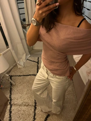 Rosa off-shoulder topp - Säljer en super snygg rosa off-shoulder topp. Storlek L men passar mig som brukar ha S / M. Skriv vid frågor☺️