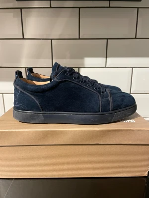 Christian Louboutin  - Säljer ett par blåa mocka skor Christian Louboutin, storlek 39, kartong och tillbehör medföljer skorna. 