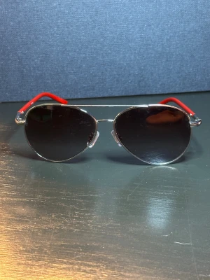 Pilot Solglasögon - Lättrepiga solglasögon. Inget jag tänker på när jag har dem på mig.  Tror att det står att märket är Zoul men hittar ingen om dem!