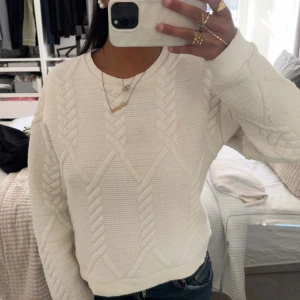 Vit stickad tröja med flätmönster - Snygg vit stickad tröja från Zara. Använder aldrig och är som ny!💗