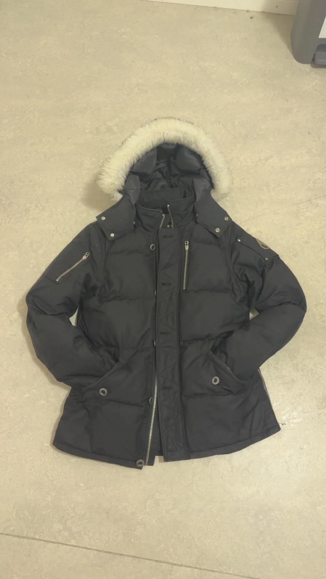 Svart dunjacka med päls från Moose Knuckles - 1