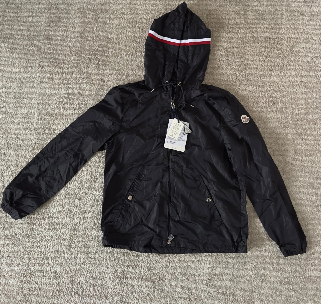 Svart vindjacka från Moncler med huva