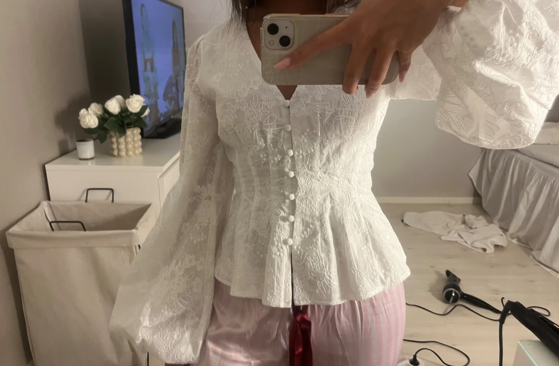 Vit broderad blus från Adoore - 1