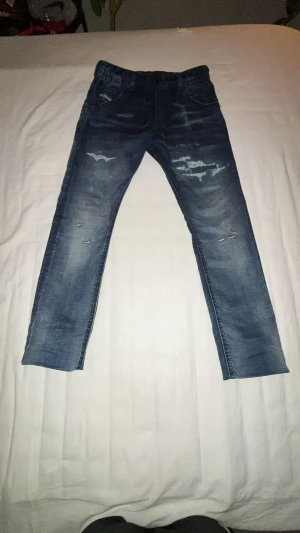 Blå Denim/Disel jeans - Jag säljer mina blåa Denim/Disel jeans. Jag säljer dem pågrund av att dem bara ligger och dammar hemma. Dessa jeans har en ganska slim/skinny fitt.