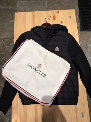 Moncler tricot cardigan - Jag säljer en as fet svart moncler cardigan som är köpt i Alperna, nästan oanvänd. Dustbag ingick vid köpet så den ingår. Tillskillnad från de klassiska har den  Moncler-loggan på bröstet, det är inte samma material som den klassiska cardiganen har utan detta är en annan modell som är helt perfekt nu till vintern då den har ett annat sorts tyg på armarna som håller värmen bättre! Om du har några frågor eller funderingar är det bara att höra av dig, pris kan självklart diskuteras vid snabb affär!