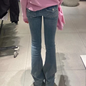 True Religion Jeans  - Snygga ljusblå bootcut jeans från True Religion 💞💞 Modellen becca strl 23 🫶🏼.             Säljer då jag råkade köpa fel modell.                                                                Kan skicka fler bilder vid intresse❣️❣️