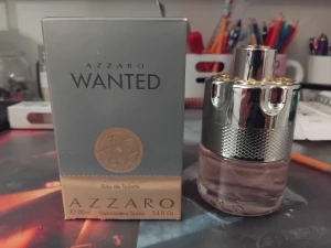 Azzaro Wanted Eau de Toilette - Azzaro Wanted Eau de Toilette, 100 ml. Snygg och modern design som sticker ut i hyllan. Perfekt storlek för dig som vill ha en signaturdoft med attityd. Levereras med originalförpackning.