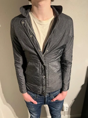 J.lindeberg jacka - Hej, säljer nu denna snygga j.lindeberg i storlek XS  som är grym nu till vår/vinter, skicket är 9/10! Hör av er vid frågor