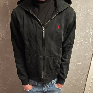Ralph lauren - Säljer en svart Ralph Lauren hoodie i storlek 170cm typ en S så passar en 180cm. Använd men bevarat ett bra skick. Nypris: 1200kr modell 183cm 