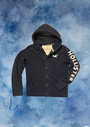 Vintage Hollister Cardigan Med Knappar - Säljer denna otroliga sällsynta och feta Hollister cardigan med knappar | Mycket bra skick | Längd ≈ 64cm, Bredd armhåla - armhåla 55 cm | Modell 175, 68 kg