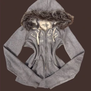 Abercrombie & Fitch Fur Hoodie - ✨ Säljer en unik fur hoodie från märket (A&F) ✨ Pälsen är ditsatt i efterhand för en personlig och trendig look. Storleken är (M), men den kan även passa (S-Xs) beroende på önskad passform. Eftersom plagget är second hand kan mindre defekter jag missat förekomma! – se gärna min bio för mer info.  💎 Priset är fast och ej förhandlingsbart.  Tvättråd: Handtvätta i ljummet vatten, var försiktig med pälsen, alternativt tvätta tröjan i en tvättpåse i tvättmaskinen 30-40grader. Undvik torktumlare.