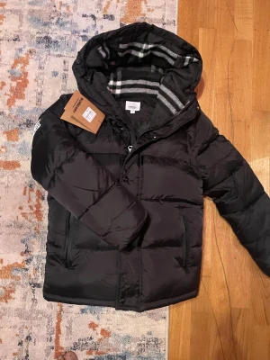 Burberry puffer jacket - Svart puffer Burberry jacka. Nytt skick . storlek S och pris kan diskuteras!