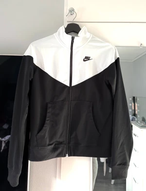 Nike tjocktröja - Säljer denna snygga tjocktröja, träningströja som är i storlek XS. Näst i princip oanvänd.