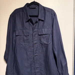 J.Lindeberg overshirt/skorta - Riktigt snygg overshirt/skorta från J.Lindeberg i blå färg. Passar till mycket och lätt att styla till. 