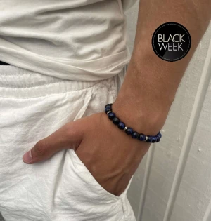 Stenarmband - MÖRKBLÅ - Snyggt STENARMBAND från Montore. 8mm pärlor med metalldetaljer. Vid fler frågor eller funderingar, hör av dig!