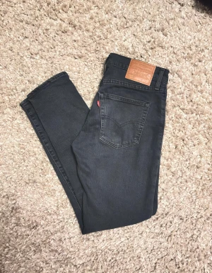 Levi's Jeans - Tjena! Säljer nu dessa snygga mörkblå jeans i mycket bra skick. Jeansen är i storlek W29 L32. Bara att höra av sig vid frågor eller funderingar!