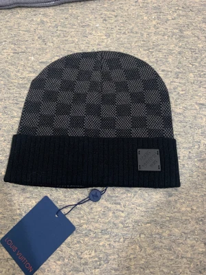 Mössa - Denna mössan är väldigt populär pågrund av den värme, det bästa med denna mössan är inte bara värmen utan själva modellen, perfekt för dig som vill vara stillig och varm under vintern