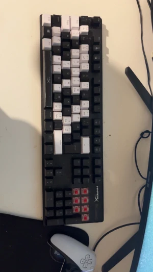 HyperX mekaniskt tangentbord + Razer gamingmus+ musmatta - HyperX gamingtangentbord med röda brytare. Levereras även med en Razer Naga Trinity-mus samt tillhörande musmatta.