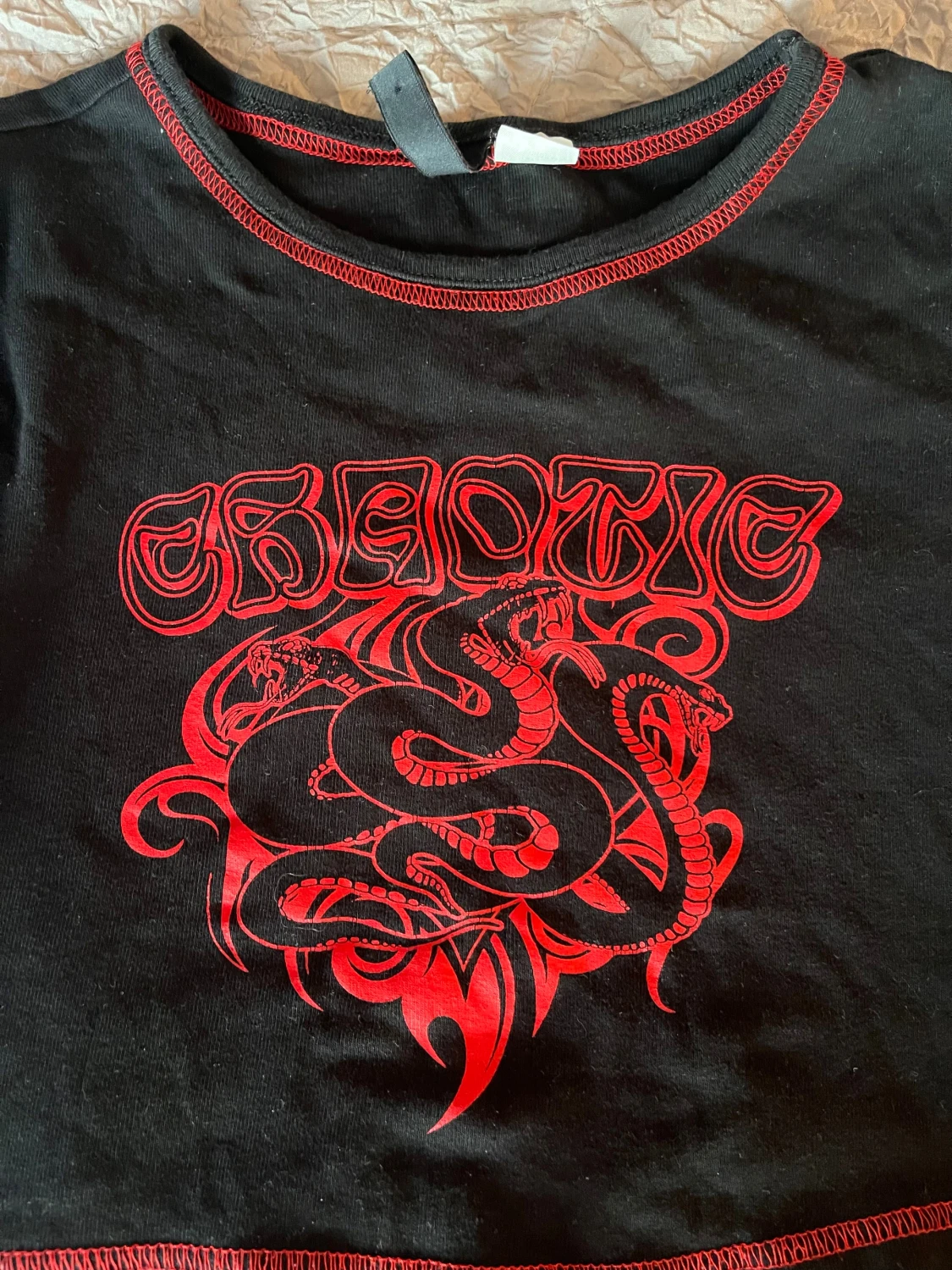 Svart croppad topp med röd print från DIVIDED - 1