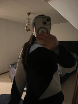 Stickad tröja  - Köptes för nån vecka sen och endast varit använd en gång! jätteskön och söt❣️