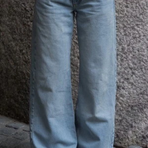 Ljusblå baggy jeans - Säljer ett par ljusblå jeans med låg midja som aldrig har andvänds (lappen är kvar ). Säljer pågrund av att de är försmå 💗