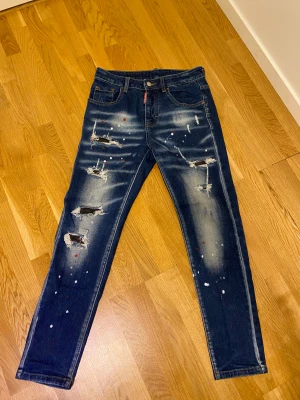 Dsquared2 jeans - Har snygga dsquared2 jeans till salu har använt i ett år, är 170-173 typ o väger 52kg och de passar perfekt. Och jag tycker 1250 är ett bra pris för dessa jeans.