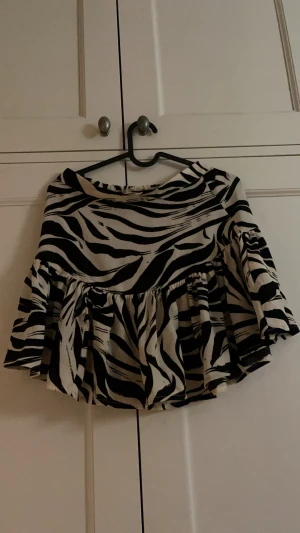 Volang kjol med sebra mönster - Jättesnygg, lowwaist från Gina. Inga defekter, aldrig använd, i princip ny!!!