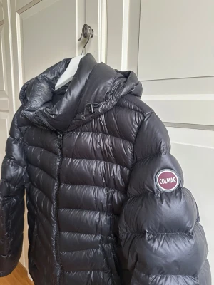 Svart dunjacka från Colmar - Jätte snygg och varm jacka! Köpte förra året på plick och använde den vintern. Skulle säga att det passar S/M. Sitter även ganska bra på mig som är xs (lite oversize). Lite sminkfläckar på kragen (se bild) annars fint skick! Bara skriva för mer bilder eller frågor. Pris kan diskuteras vid snabb affär!