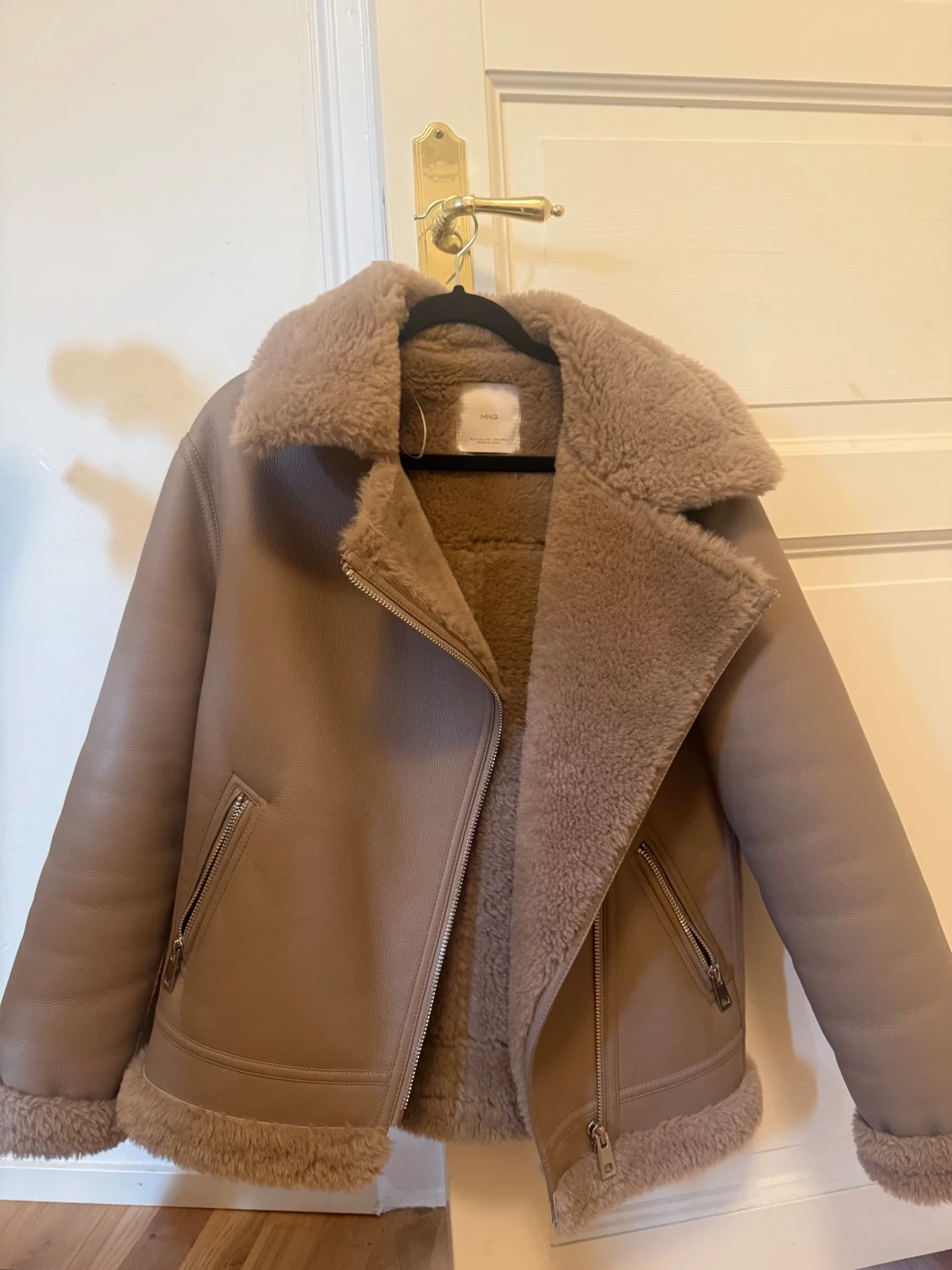 Beige jacka från Mango