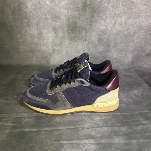Valentino rockrunners -  fint skick | Size 42,5  | fraktar spårbart inom 24 timmar |  för att köpa klicka ” köp nu” | vid frågor skriv ett meddelande |