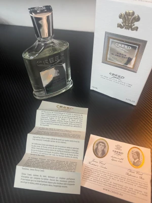 Creed Virgin Island Water  - Virgin Island Water från Creed, 100ml. Tillverkad i Frankrike. Innehåller naturliga essenser och absolutes av blommor, trä, kryddor och citrusfrukter, samt infusioner av ambra och vanilj. Lyxig parfym med exklusiv känsla, perfekt för dig som vill sticka ut.