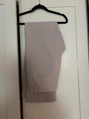 Vera flare kostymbyxa Bikbok - Sparsamt använda. Nypris 499kr