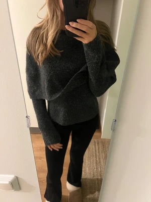 Mörkgrå stickad tröja  - En snygg mörkgrå stickad ”poncho” tröja. Knappt använd🩷