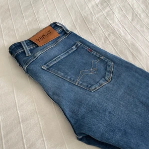 Replay jeans Anbass - Tja, säljer dessa snygga replay Anbass jeans🔥 W30 L34 skick: 10/10 som helt ny! Nypris ca 1600kr. Hör av er vid minsta fundering!!! 
