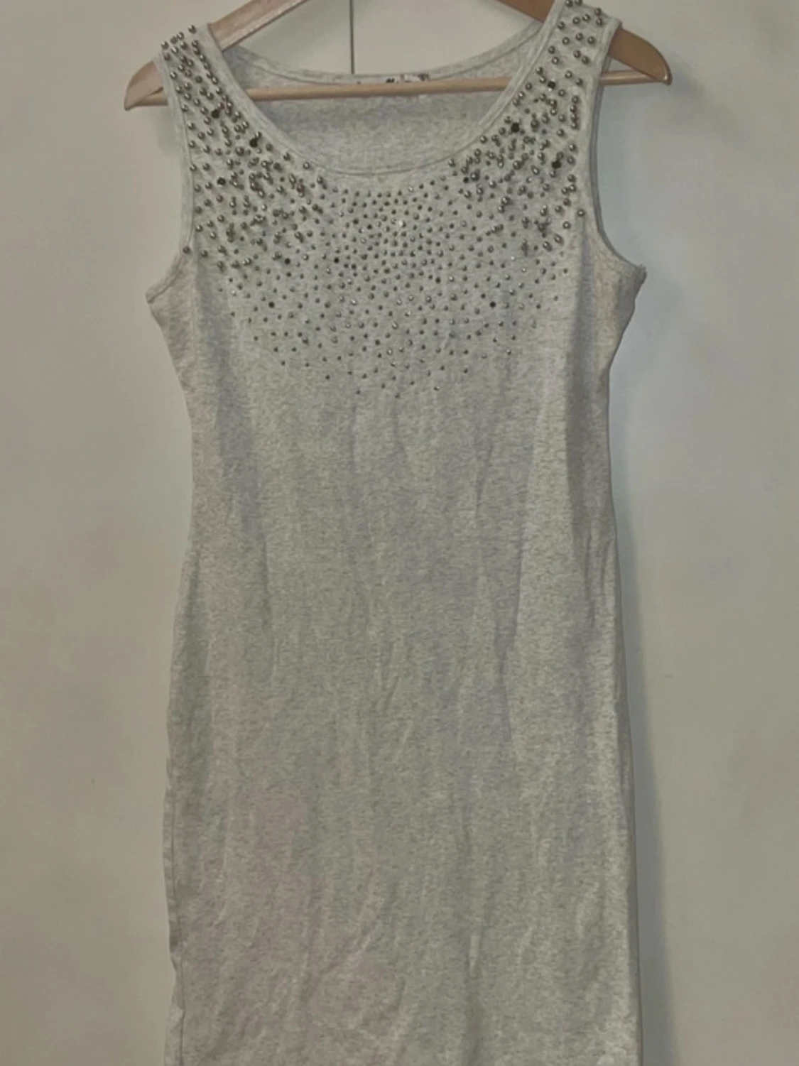 Grå ärmlös klänning - 1