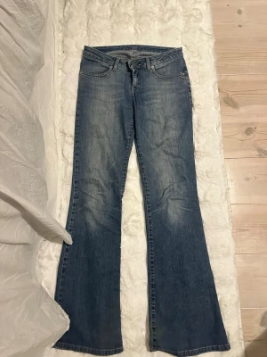 Vintage ågmidjade bootcut jeans - Säljer dessa då de tyvärr är förstora för mig! De är verklingen såå snygga!!! Det står ingen lapp i, varken storlek eller butik. 🩷 Midjemått: ca 37 Innerbenslängd :ca 81 Skriv gärna om ni har frågor!