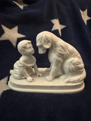 ”Kan du inte tala?” Gipsskulptur  - ”Kan du inte tala?” är en porslinsfigur, som tillverkades av Gustavsbergs porslinsfabrik under åren 1882–1925.Figurinen föreställer ett litet barn som tittar på en stor hund och ställer frågan till den. Porslinsfigurinen tillskrivs prinsessan Eugénie av Sverige och Norge på 1860-talet. Hör av er vid minsta intresse 🙌🏽