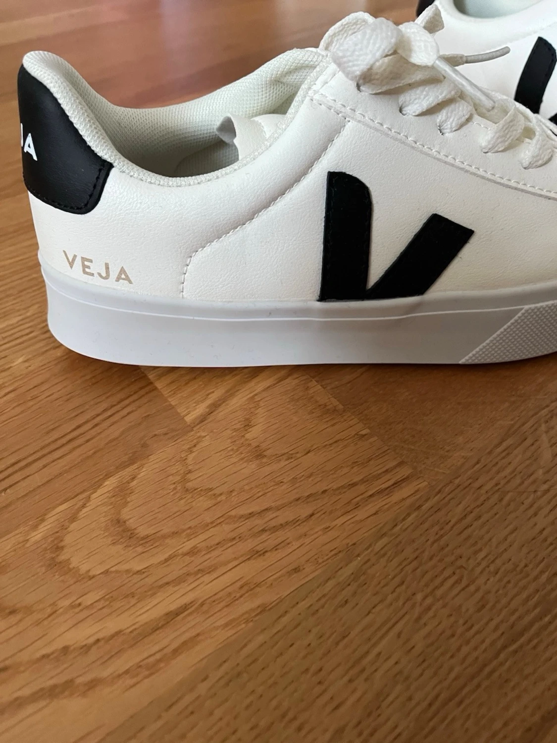 Vita Veja sneakers med svart detalj - 1