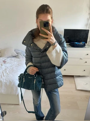 Herno jacka - Jättefin jacka från Herno som tyvärr inte kommer till användning, skriv om du har fler frågor!💞tar emot byten. Kom med prisförslag! Lånade bilder med likadan som den i första bilden, passar s