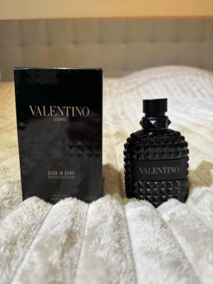 Valentino Uomo Born in Roma Rockstud Noir EDT 100 ml - Valentino Uomo Born In Roma Rockstud Noir Eau de Toilette. Flaska storlek: 100ml.   Limited edition med ikonisk svart “rockstud”-flaska – perfekt kvälls- och dejtdoft för dig som vill ha något modernt men ändå maskulint  100% kvar i flaskan, endast testat spruta den.