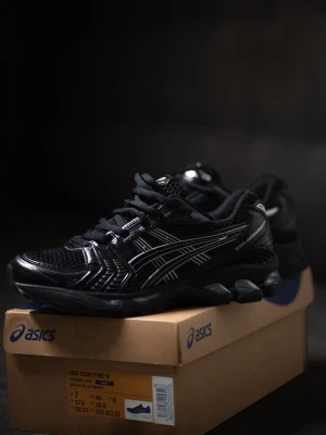 Svarta Asics Gel Kayano 14 - Säljer helt nya svarta Asics Gel Kayano 14, finns i flera storlekar. Sneakers med mesh- och syntetöverdel. Skorna har vita detaljer och klassisk snörning. Perfekta för dig som gillar sportig stil och vill ha bekväma skor till vardagen. 