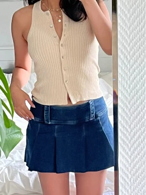 Söt topp ZARA - Beige topp från Zara. Köpt sommaren 2022. Fint skick, helt underbar färg. 