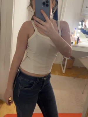 Blå jeans med broderade bakfickor Gina Tricot - Säljer ett par blå jeans från Gina Tricot med snygga broderade detaljer på bakfickorna. Jeansen har normal passform, klassisk femficksdesign och kontrastsömmar. Perfekta till en enkel topp eller hoodie. Materialet är jeans och färgen är en klassisk blå denim.