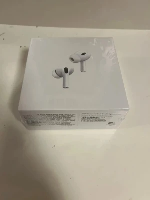 AirPods Pro (2nd generation) med MagSafe-laddningsetui (USB-C) - Helt nya Apple AirPods Pro (2nd generation) med MagSafe-laddningsetui (USB-C). Produkten är fabriksförseglad i originalförpackning. Aktiv brusreducering, adaptiv EQ och transparensläge för bästa ljudupplevelse. Perfekt för både iPhone och andra Apple-enheter.