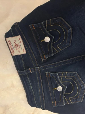 True Religion Becca Bootcut Jeans - Säljer ett par mörkblå True Religion Becca jeans storlek W25💕 fint skick 